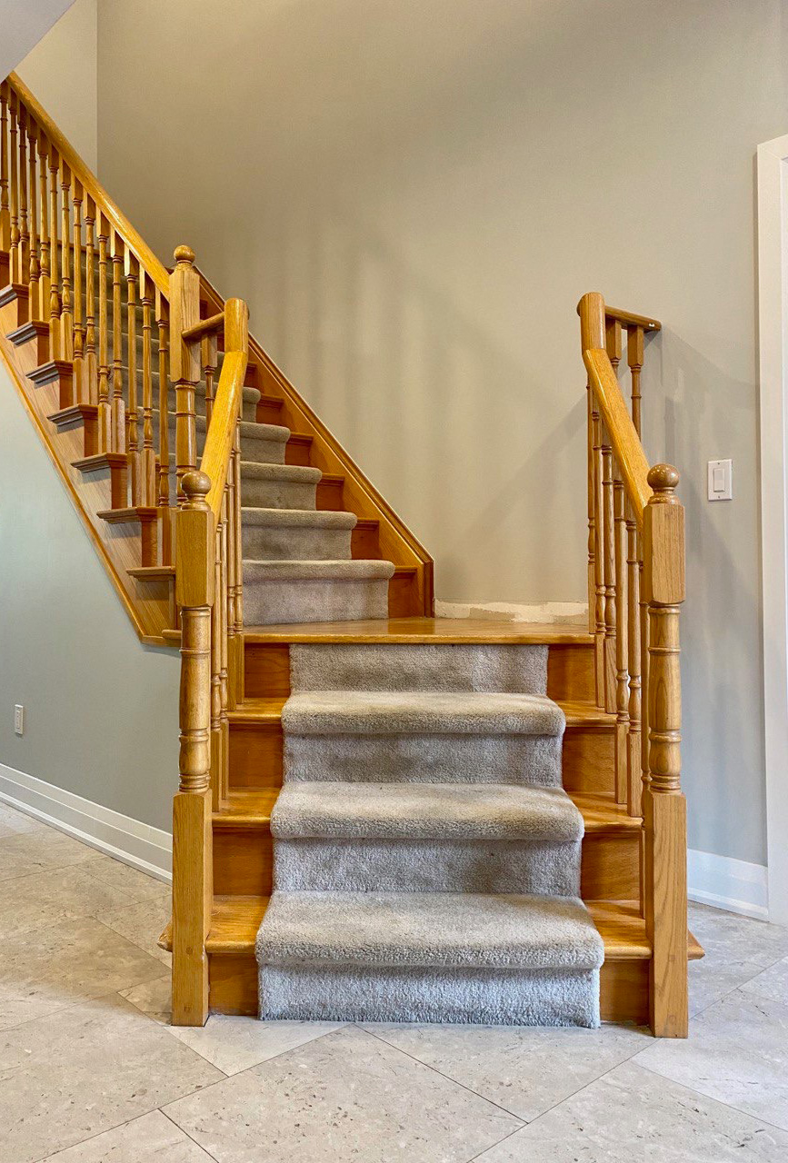 Staircase with carpet before refinishing